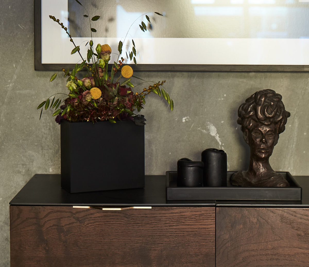 Inspiration fra SEJ med bakker, lys og en skulptur på et sideboard